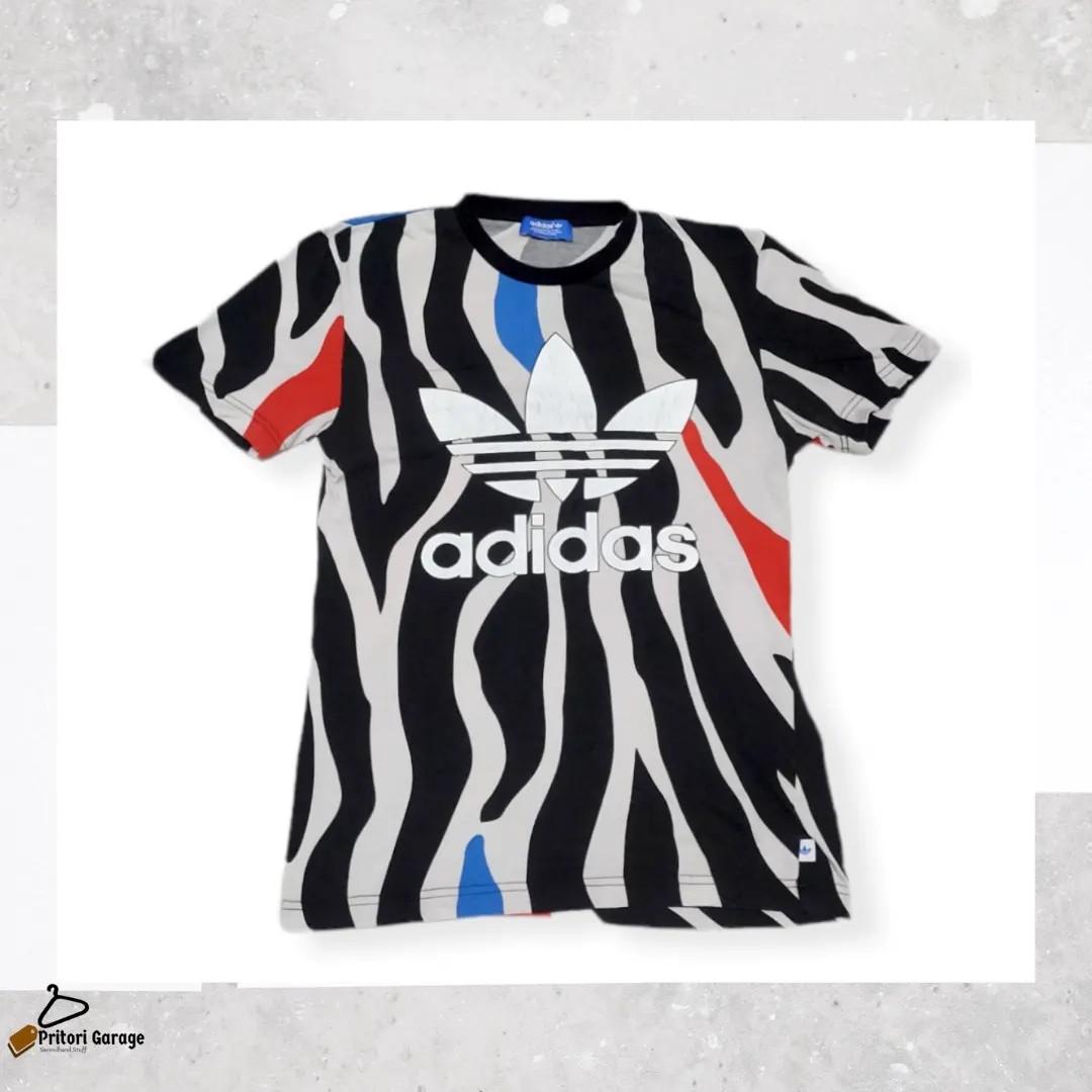 Diagnosticar Tener un picnic Indomable Kaos T-shirt Adidas Trifoil Big Print Logo Zebra Full Patern "Vintage",  Fesyen Pria, Pakaian , Atasan di Carousell