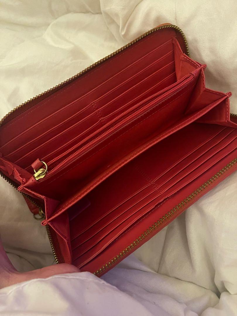 Original coach wallet (Category: Wallets & Card holders) located in Makati City. Submitted by airahern (Listing ID 1161572414, Image 2). Description: Please see pictures for flaws.
