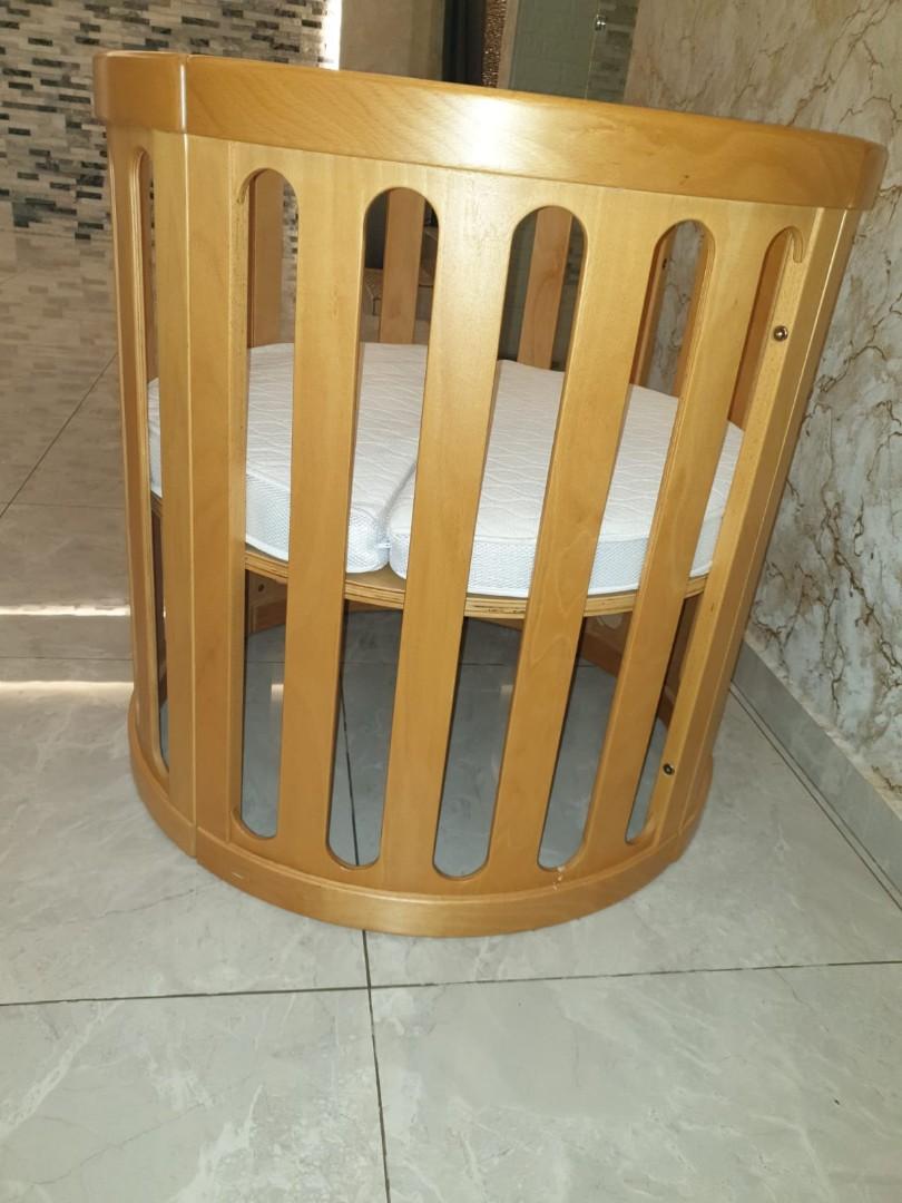 Round cot with addtional woodpiece and mosquito net, Babies & Kids