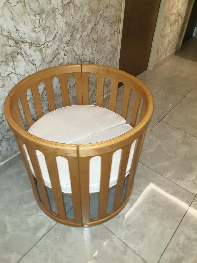Round cot with addtional woodpiece and mosquito net, Babies & Kids