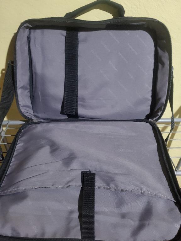 Samsonite Laptop handbag (Category: Laptop Bags & Sleeves) located in Caloocan City. Submitted by anthonyhearts24 (Listing ID 1161609188, Image 2). Description: Samsonite laptop bag size 35x30cm Meetup: Sm grandcentral or deliver(lalamove) pm if interested thx.