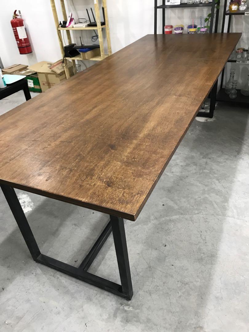 Wood top table store with metal legs
