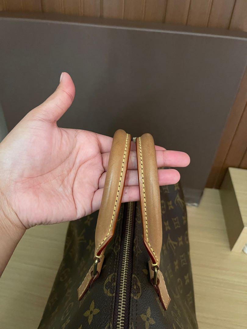 Authentic Louis Vuitton Speedy Monogram 35 (Category: Luxury Bags & Wallets) located in Dasmarinas. Submitted by excessmustg0 (Listing ID 1158442584, Image 2). Description: Guaranteed Authentic LV Speedy Monogram Size 35 Excellent Used Condition Still very nice, no cracks, no foul smell, no scratches and peeling. Very clean inside Only issue is it has hot stamp initials No lock and key but it comes with box, dustbag and receipt Directly Purchased