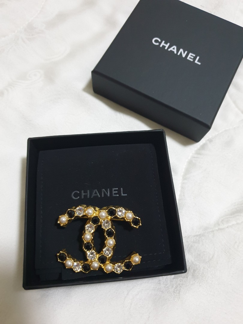 CHANEL Brooch Pin Faux Pearl Crystals COCO CC GoldTone 57 OFF