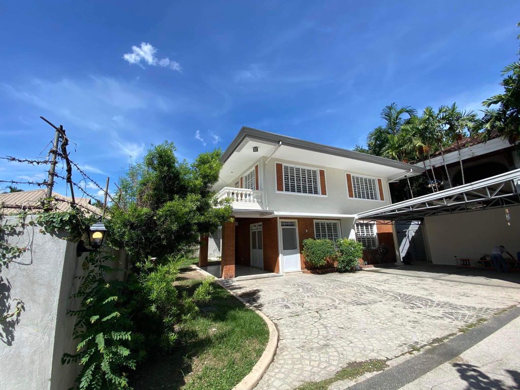 FOR RENT 4 bedrooms House in Varsity Hills, Loyola Heights , Quezon