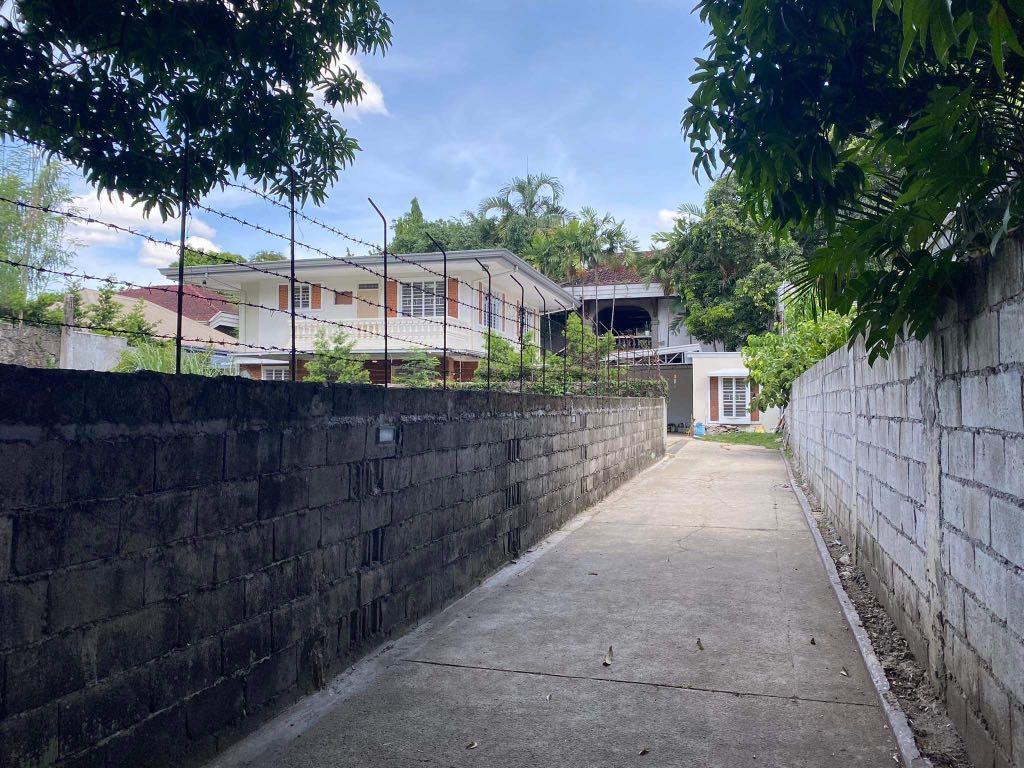 FOR RENT 4 bedrooms House in Varsity Hills, Loyola Heights , Quezon