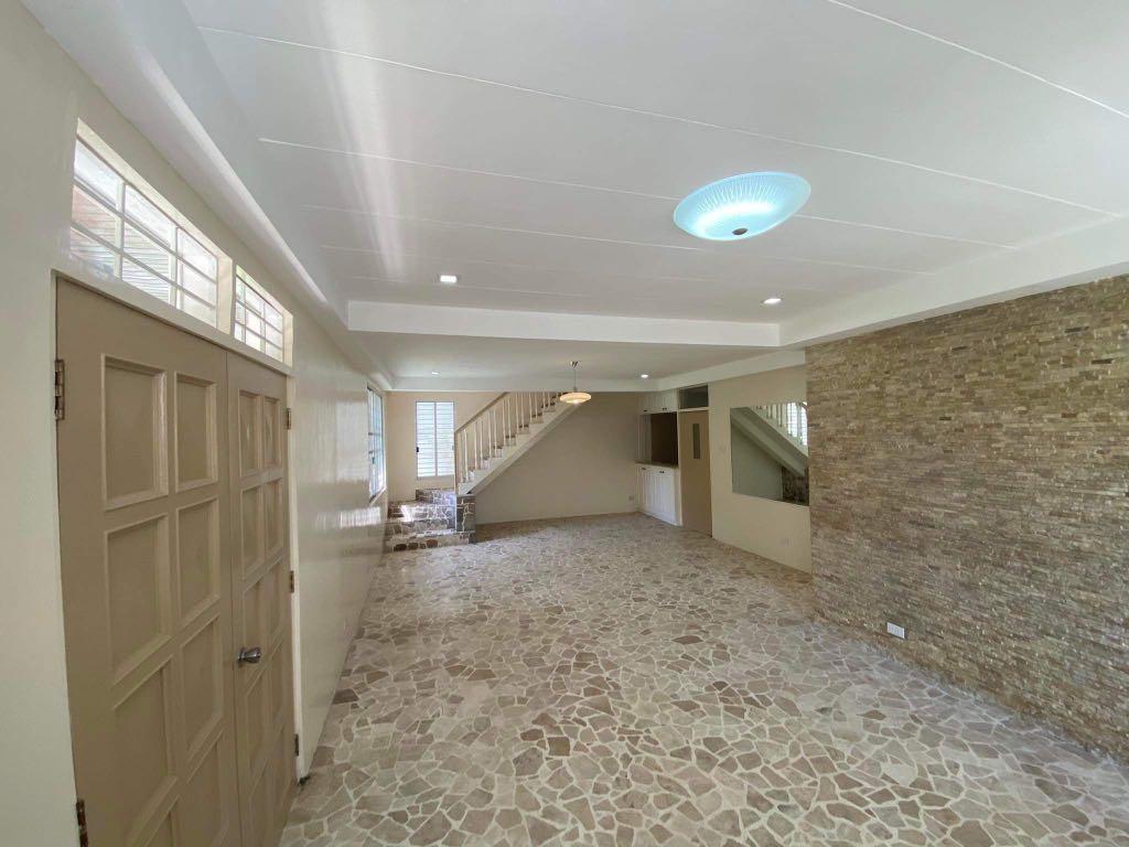 FOR RENT 4 bedrooms House in Varsity Hills, Loyola Heights , Quezon