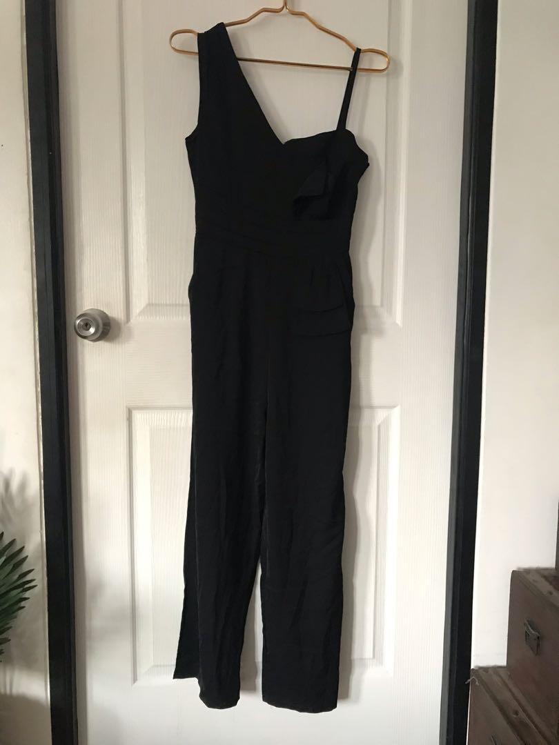 FORMAL BLACK JUMPSUIT (Category: Jumpsuits) located in Capas. Submitted by stuffandgo (Listing ID 1158449660, Image 2). Description: Fits S to M Classy 🤩🤩🤩.