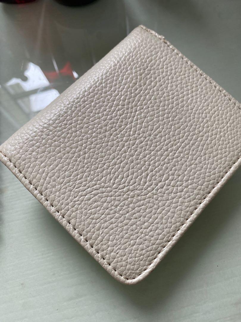 Guess （分類：銀包、卡片套）位於 Hong Kong。 由 lll89738 提交（商品編號 1158441908，圖片 3）。簡介： 皮革近乎全新，冇使用痕跡 Logo有小花 面交：啟德站，其他另夾時間 郵寄：順豐到付。