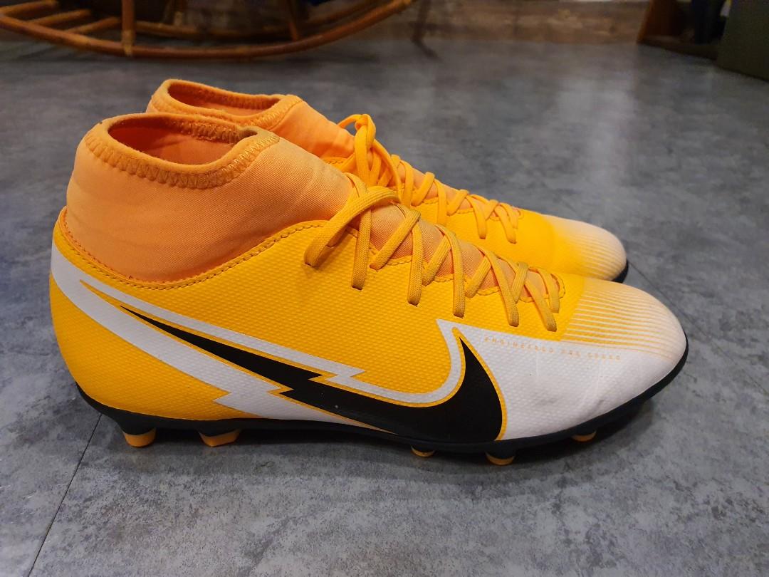 Yellow nike soccer boots outlet