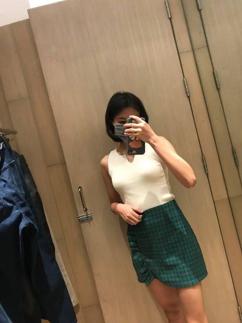 Topshop mini skirt bnwt (Category: Skirts) located in Las Pinas. Submitted by cmmcacho (Listing ID 1158392656, Image 1). Description: bnwt size 6 best fit 25-26 length: 14inches payment via gcash only delivery via same day courier or shopee c/o.
