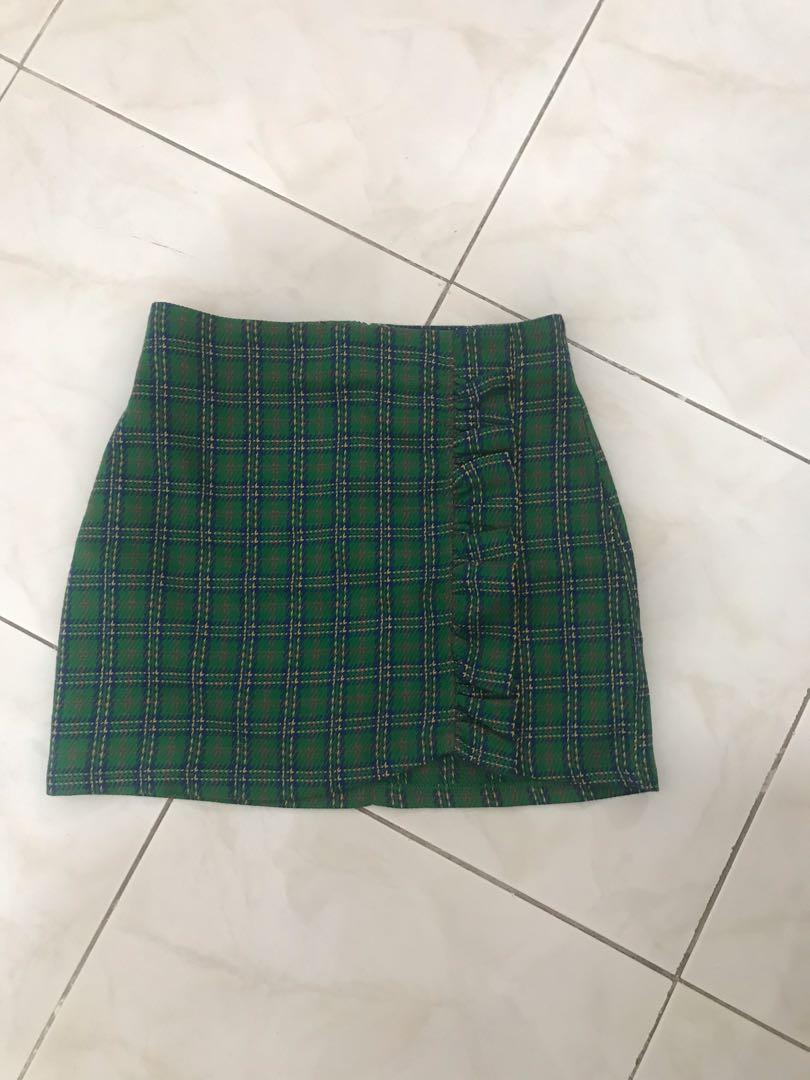 Topshop mini skirt bnwt (Category: Skirts) located in Las Pinas. Submitted by cmmcacho (Listing ID 1158392656, Image 3). Description: bnwt size 6 best fit 25-26 length: 14inches payment via gcash only delivery via same day courier or shopee c/o.