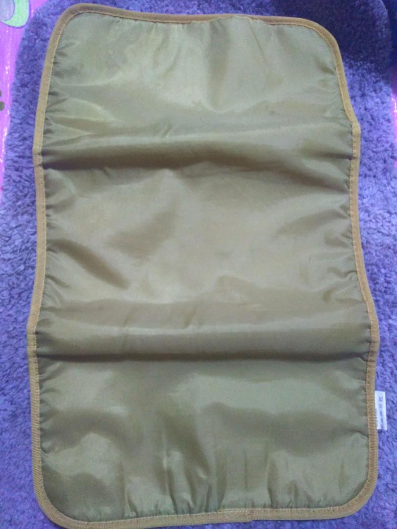 Diaper changing pad (Category: Changing Mats & Accessories) located in Cainta. Submitted by ziannika28 (Listing ID 1161745921, Image 2). Description: Preloved item!!! with flaws may minimal scratches yung likod, need din tahiin yung sa gilid (please see on pics) Height: 51cm in ruler Length:28cm in ruler.
