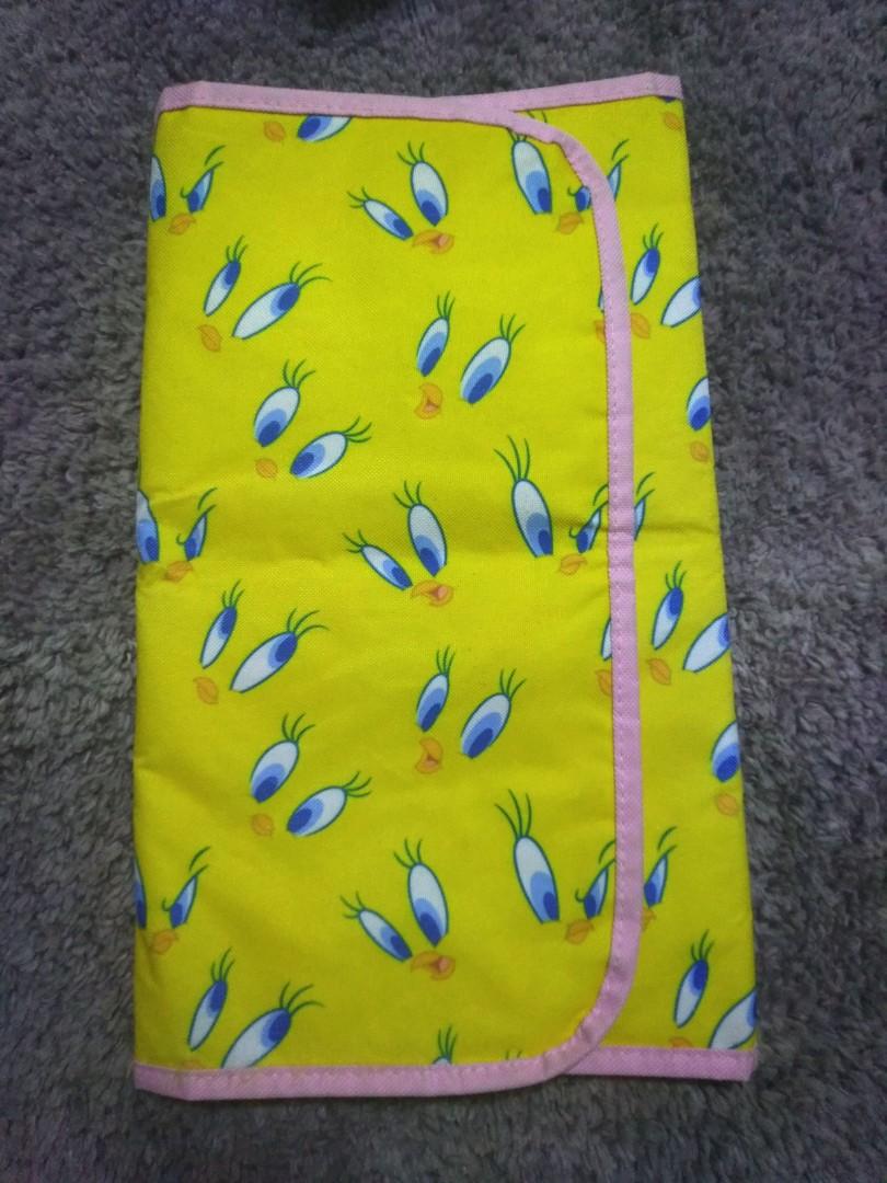 Looney tunes diaper changing pad (Category: Changing Mats & Accessories) located in Cainta. Submitted by ziannika28 (Listing ID 1161745023, Image 1). Description: Preloved item please manage your expectations!!! No flaws Original price: 190 36cm×60cm.