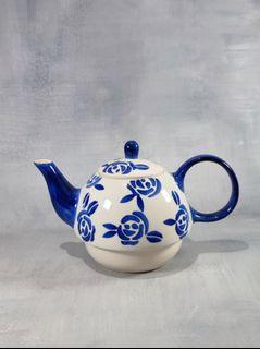Tea Clipper Pot
1 pc @ P250

D:2.5"(mouth)
H:5"

Approx:2 to 3 Tea Cup

❇️VGC