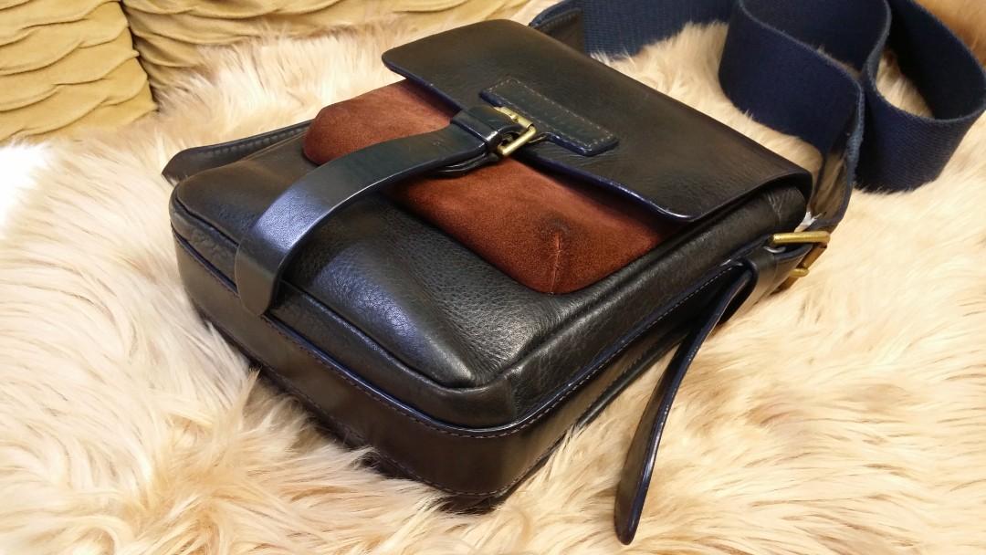 Authentic marc Jacobs sling (Category: Luxury Bags & Wallets) located in Paranaque City. Submitted by edwinvuru (Listing ID 1161925244, Image 2). Description: authentic marc Jacobs sling slightly used no flaws.