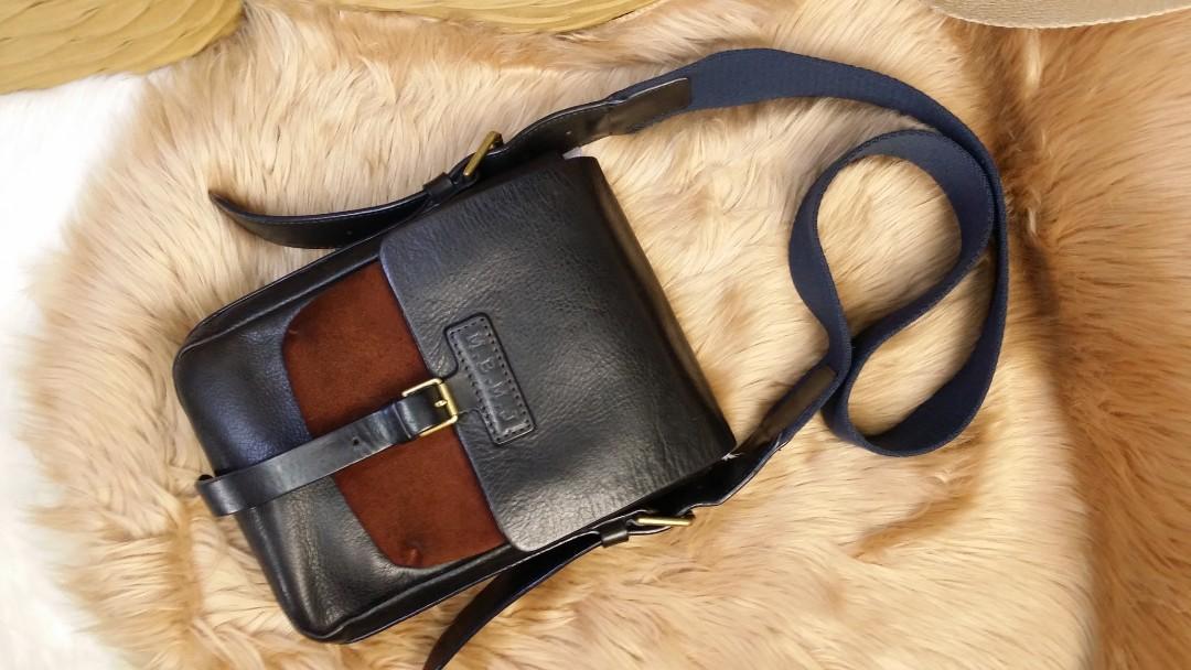 Authentic marc Jacobs sling (Category: Luxury Bags & Wallets) located in Paranaque City. Submitted by edwinvuru (Listing ID 1161925244, Image 1). Description: authentic marc Jacobs sling slightly used no flaws.