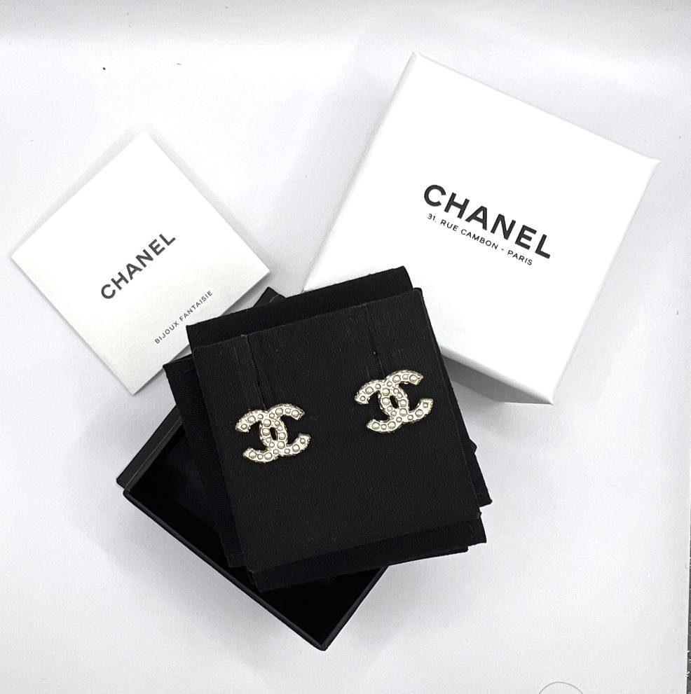 Chanel earring classic with mini pearl, Women's Fashion, Jewelry &  Organisers, Earrings on Carousell