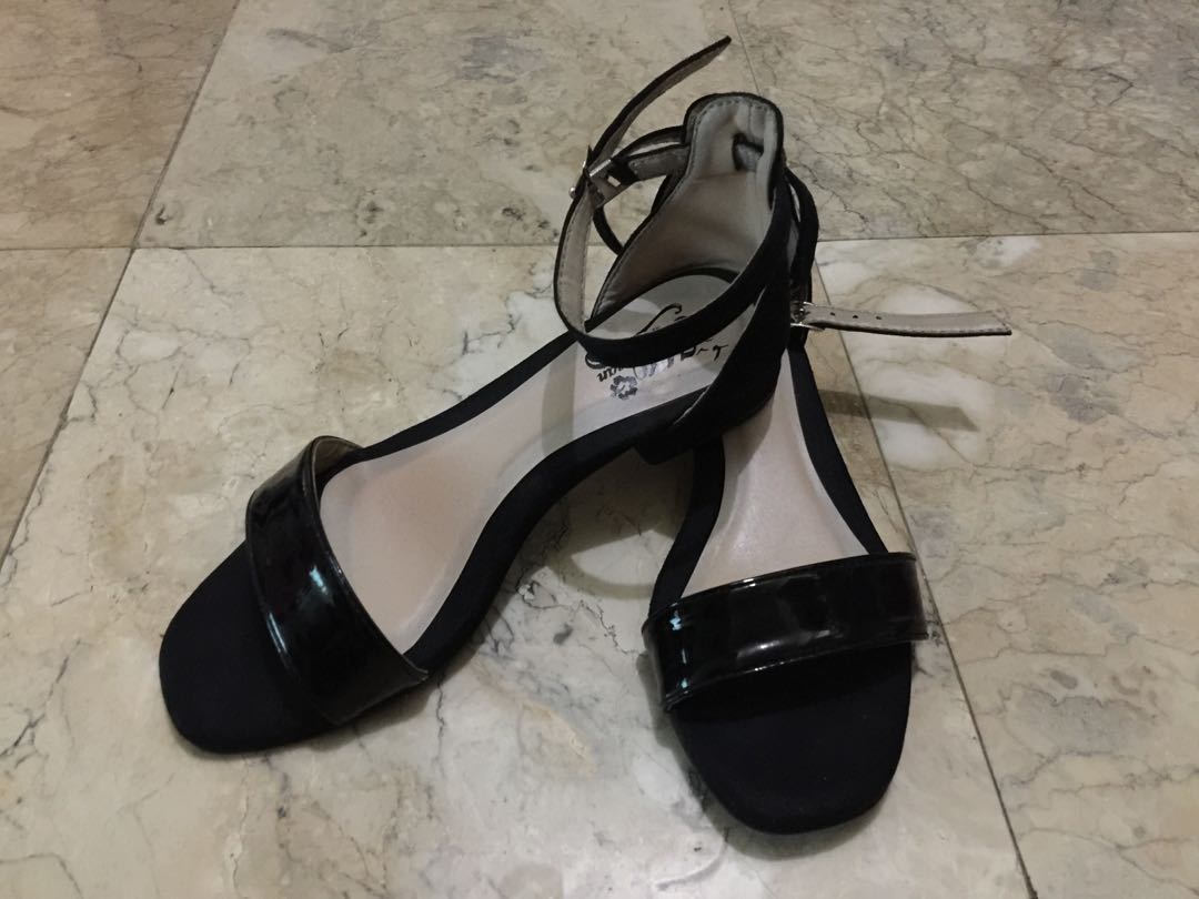 black sandals size 5