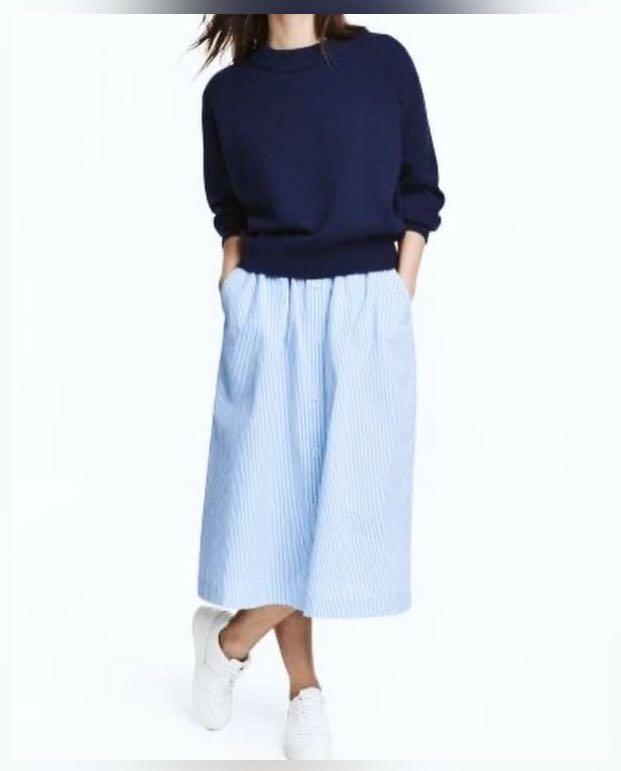 H&M BUTTON DOWN MIDI SKIRT (Category: Skirts) located in Capas. Submitted by stuffandgo (Listing ID 1161990698, Image 1). Description: Like new condition Waist 26-27in Length 30in.