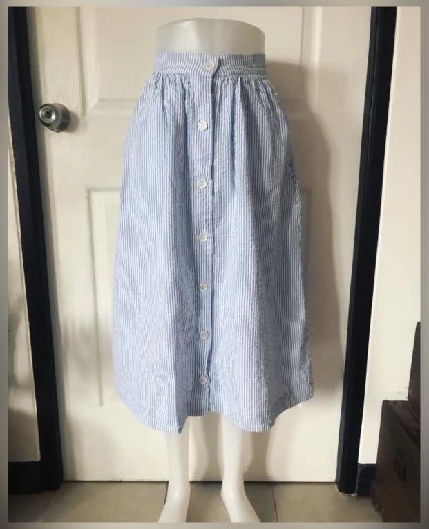 H&M BUTTON DOWN MIDI SKIRT (Category: Skirts) located in Capas. Submitted by stuffandgo (Listing ID 1161990698, Image 2). Description: Like new condition Waist 26-27in Length 30in.
