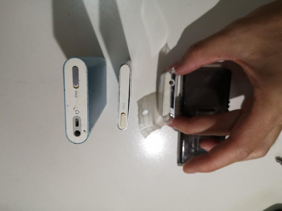 Ipod （分類：音樂播放裝置 MP3及CD Player）位於 Hong Kong。 由 watermelon2026 提交（商品編號 1161888362，圖片 3）。簡介： 我不是2手店 儲落 之前開過機 不過都成年前 而家有部有d漲 岩先好買 thx 合懂維修or想儲人仕。