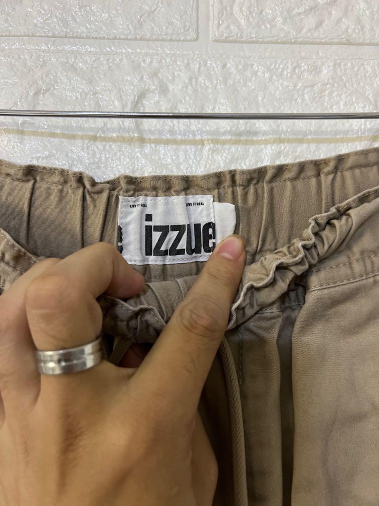 Izzue Oversized Short (Category: Shorts) located in Quezon City. Submitted by kelvinjohn26 (Listing ID 1161937871, Image 3). Description: > Izzue Oversized Short > Dimension - 23 inches length > Size - Medium > No issue/defect > Color Rate 10/10 > Excellent Condition .