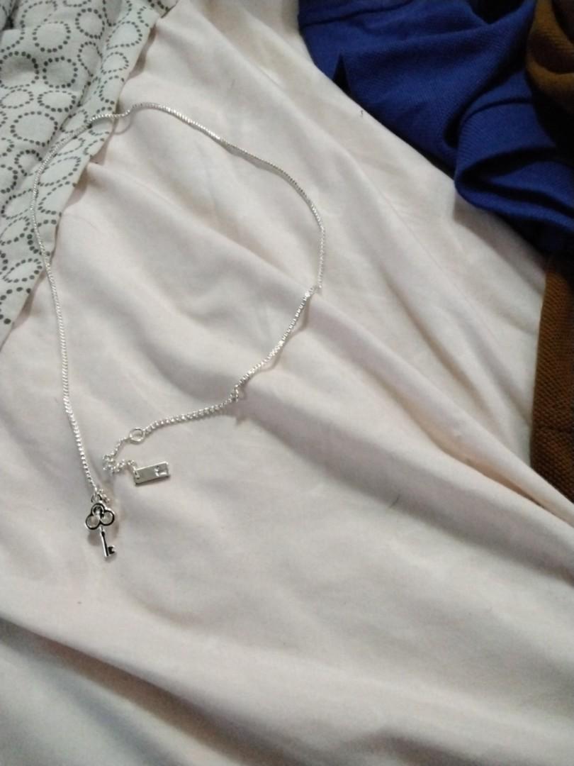 Key necklace (Category: Necklaces) located in Singapore. Submitted by goldenmountain_1aea8a (Listing ID 1161979521, Image 1). Description: bought 2 months ago for mother but too fat neck.