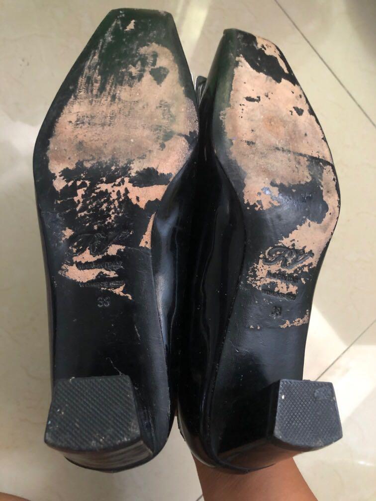 Roger Vivier black shoes (Category: Sneakers & Footwear) located in Antipolo. Submitted by shopitsmeanttobe (Listing ID 1161799723, Image 2). Description: Roger vivier black pumps size 38 .