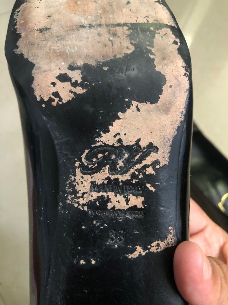 Roger Vivier black shoes (Category: Sneakers & Footwear) located in Antipolo. Submitted by shopitsmeanttobe (Listing ID 1161799723, Image 3). Description: Roger vivier black pumps size 38 .