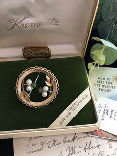 🈹 《特價出售～1950年至1960年代 美國品牌 Krementz 玉石養殖珍珠14K包金葡萄系列別針. 附原裝盒全套》