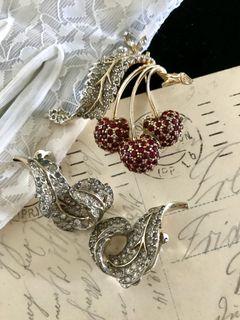 《極罕見！ 1950年代 美國JOMAZ 雙色櫻桃果實立體大葉子 高質珠寶套組. 胸針+夾式耳環》