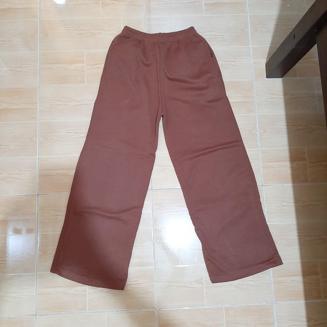Brown Baggy Pants (Category: Other Bottoms) located in Bacoor. Submitted by jmstuff__ (Listing ID 1162077784, Image 1). Description: READ ‼️‼️‼️ 👉 2x used 👉 hight waist 👉 with minimal flaw (check last pic) 👉 bought from shopee 📍Kindly manage your expectations since this is preloved 📍Colors may vary due to lighting.
