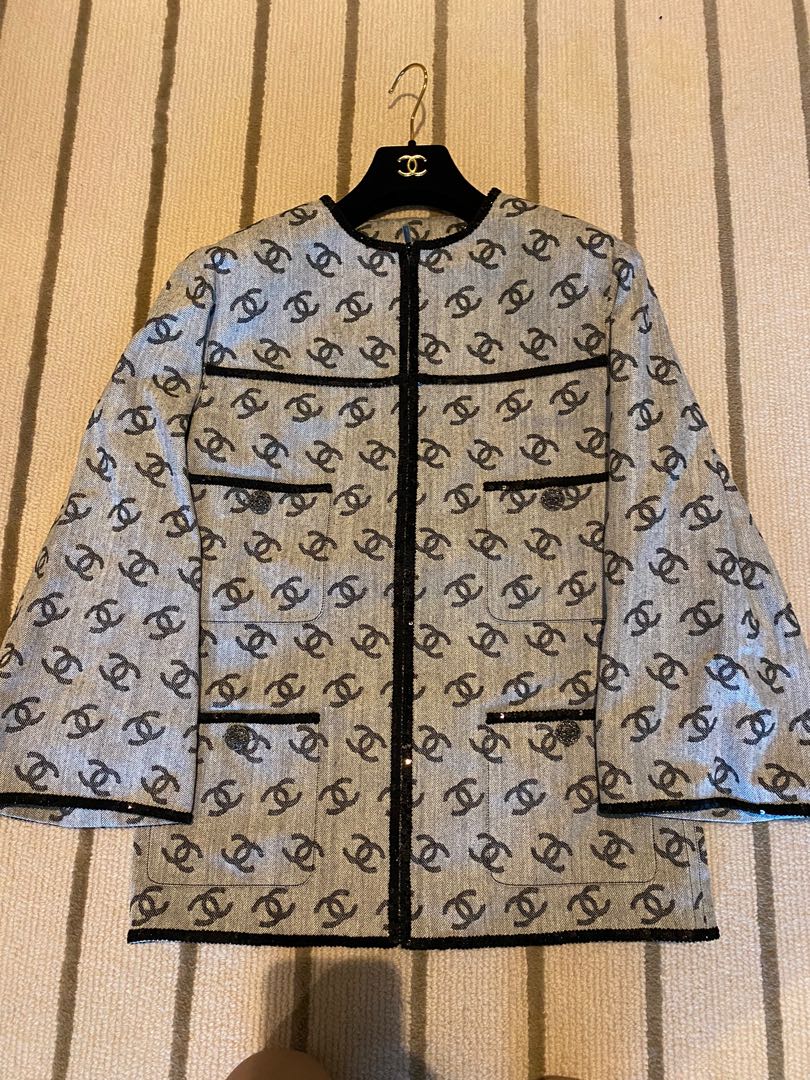 Chanel jacket - CC logo denim brand new, 名牌, 服裝- Carousell