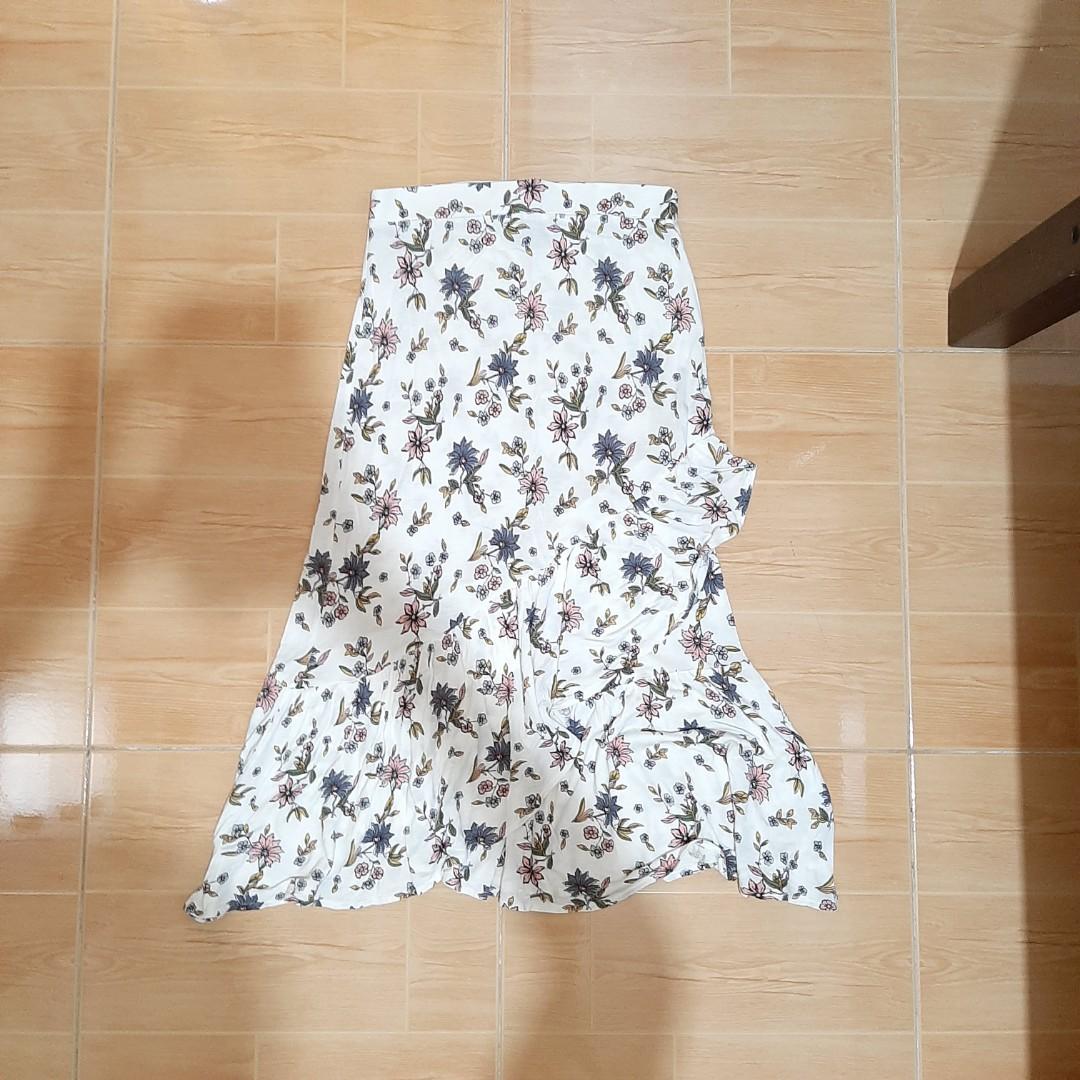 Cute Floral Skirt (Category: Skirts) located in Bacoor. Submitted by jmstuff__ (Listing ID 1162077232, Image 1). Description: READ ‼️‼️‼️ 👉 rarely used 👉 high-waist 👉 slightly flowy 📍Kindly manage your expectations since this is preloved 📍Colors may vary due to lighting.