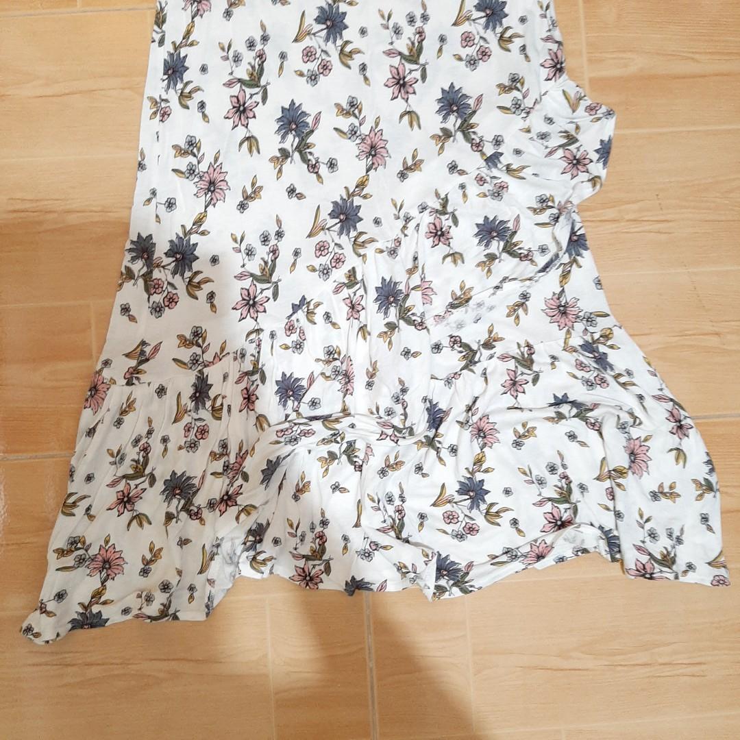 Cute Floral Skirt (Category: Skirts) located in Bacoor. Submitted by jmstuff__ (Listing ID 1162077232, Image 2). Description: READ ‼️‼️‼️ 👉 rarely used 👉 high-waist 👉 slightly flowy 📍Kindly manage your expectations since this is preloved 📍Colors may vary due to lighting.