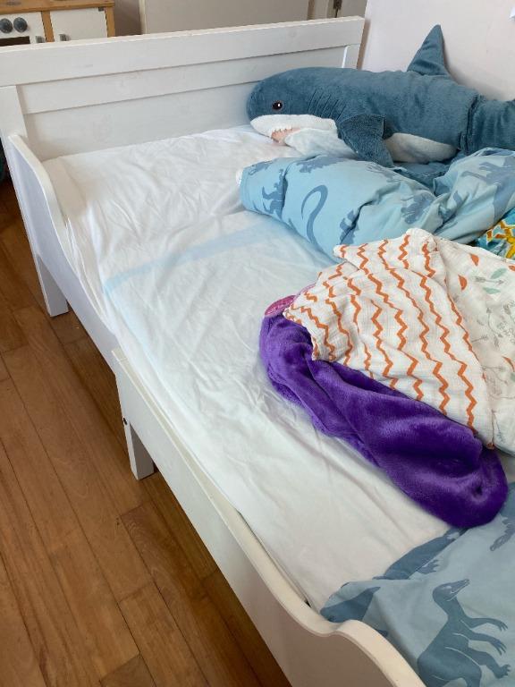 Preloved Ikea SUNDVIK Ext bed frame with slatted bed base, white, Furniture & Home Living