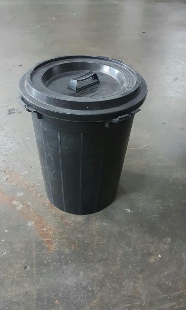 rubbish bin with cover 10. yishun.. call 90890511 to order, Furniture