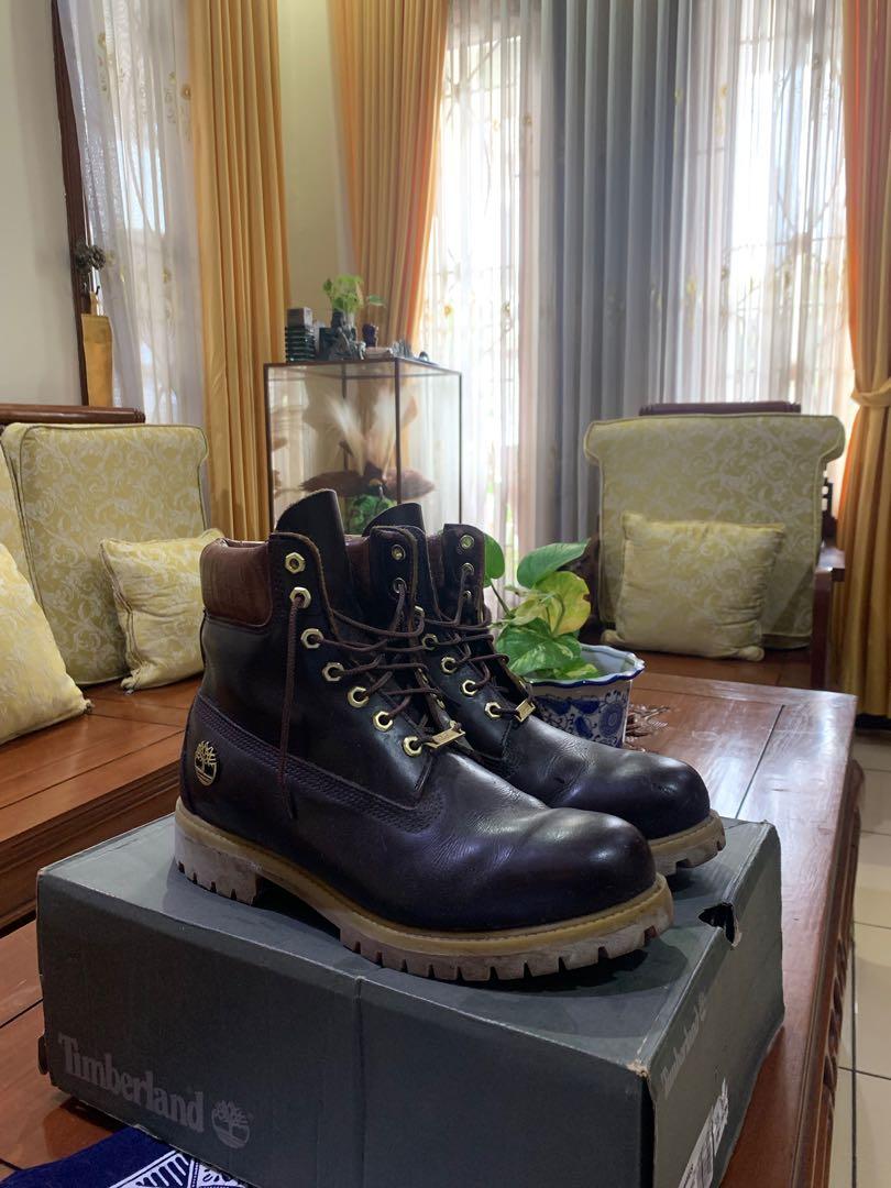 Burgundy and gold timberlands 2025