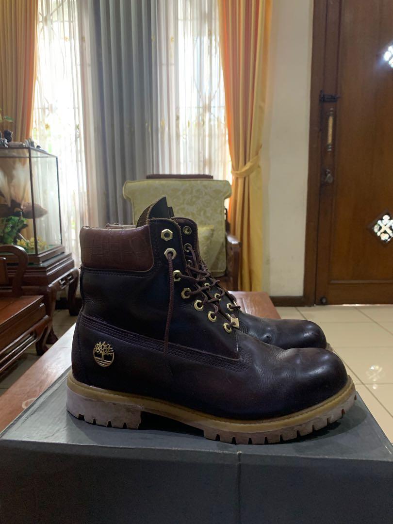 Burgundy and gold timberlands shop