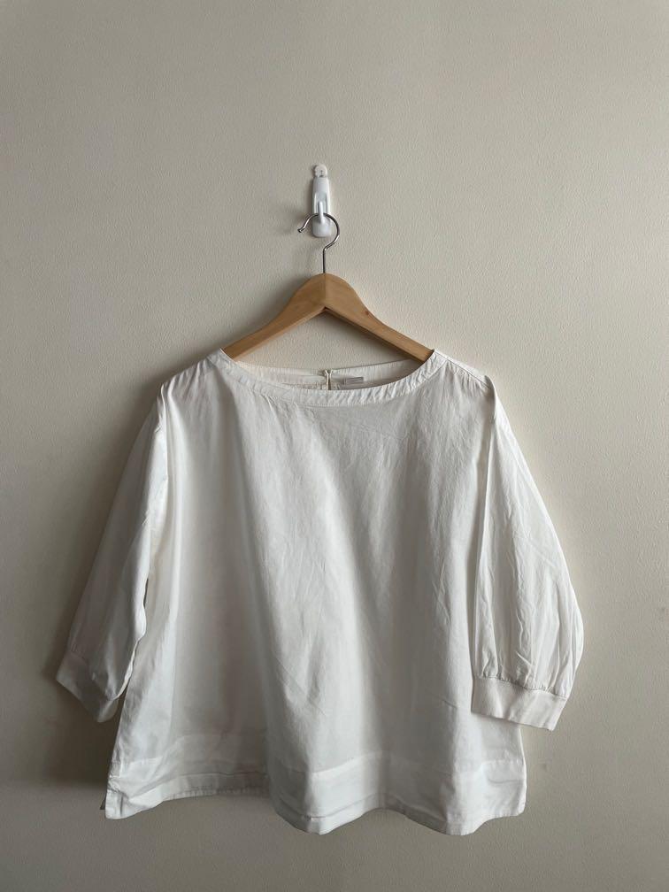 White wide neckline top | M-XL (Category: Blouses) located in Makati City. Submitted by crlsmsn (Listing ID 1162056398, Image 1). Description: Bought from IORA in Singapore Fits M-XL.