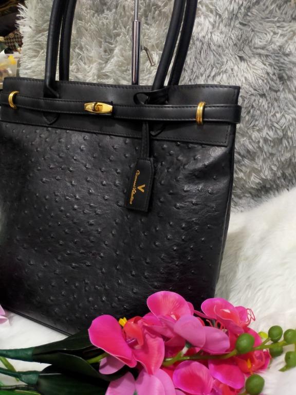 Authentic Giovanni Valentino Handbag/Shoulder Bag (Category: Luxury Bags & Wallets) located in Manila. Submitted by brhienlareza (Listing ID 1162310336, Image 3). Description: Preloved Giovanni Valentino Bag.