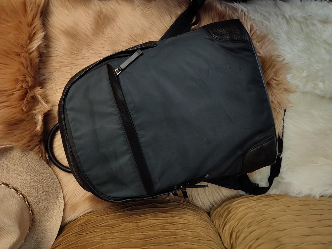 Authentic tumi bagpak (Category: Luxury Bags & Wallets) located in Quezon City. Submitted by edwinvuru (Listing ID 1162381712, Image 1). Description: authentic tumi bagpack slightly use minimal sign of use.