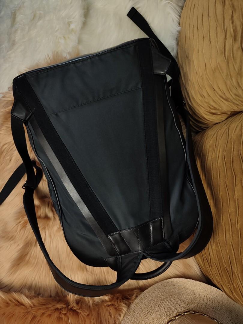 Authentic tumi bagpak (Category: Luxury Bags & Wallets) located in Quezon City. Submitted by edwinvuru (Listing ID 1162381712, Image 3). Description: authentic tumi bagpack slightly use minimal sign of use.