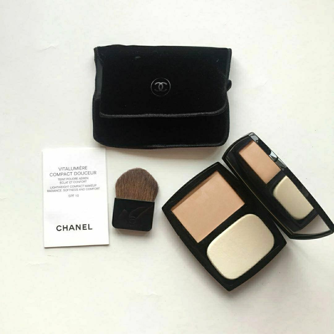 Chanel Vitalumiere Compact Powder No 20 Beige, Kesehatan & Kecantikan, Rias  Wajah di Carousell