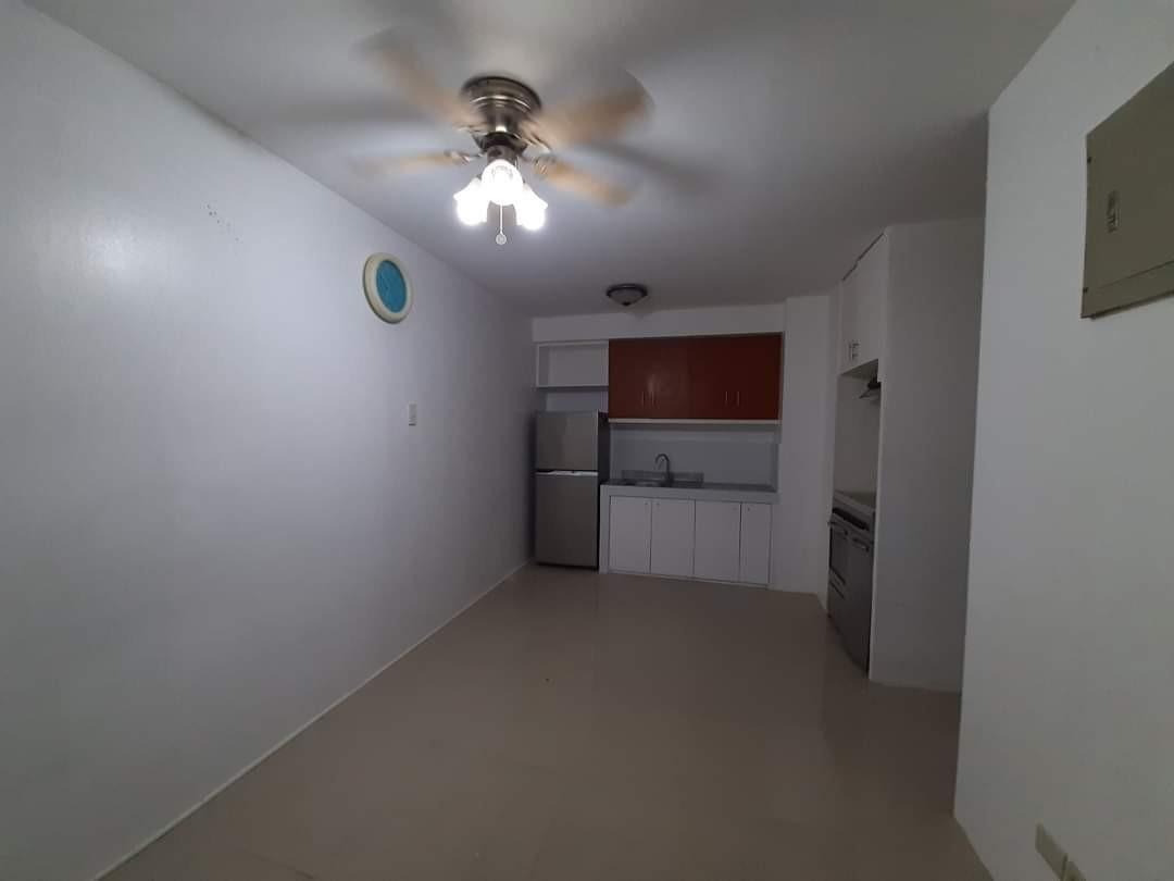 For Rent 1 Bedroom with Walk in Closet Hampton Gardens Condominium