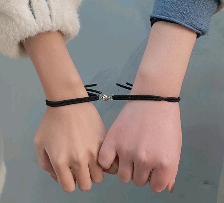 Couple shop friendship band
