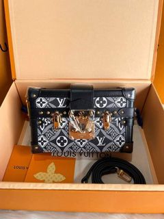 (Category: ) located in . Submitted by luxurbagonlineshop (Listing ID 1162328386, Image 1). Description: .
