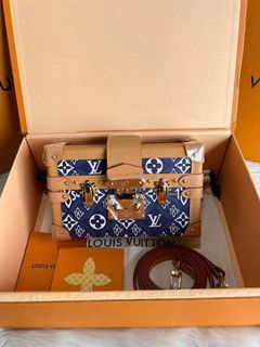 (Category: ) located in . Submitted by luxurbagonlineshop (Listing ID 1162328685, Image 1). Description: .