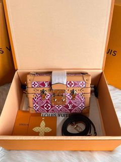 (Category: ) located in . Submitted by luxurbagonlineshop (Listing ID 1162331641, Image 1). Description: .
